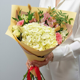 Bouquet with hydrangea "Caramel"