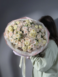 Букет из кустовых роз с бусами