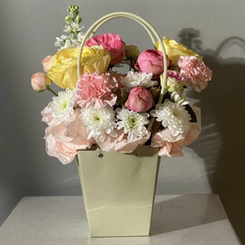 Composition with peony-shaped roses 