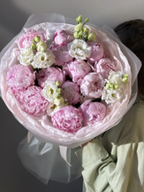 Букет с пионами и эустомой