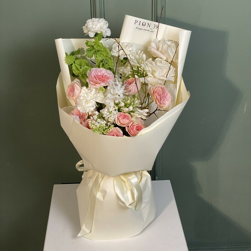 Букет из кустовых пионовидных роз, нарцисса и сирени, стандартный