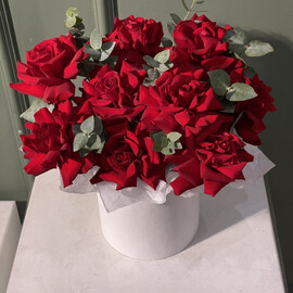 Коробка с французскими розами и эвкалиптом