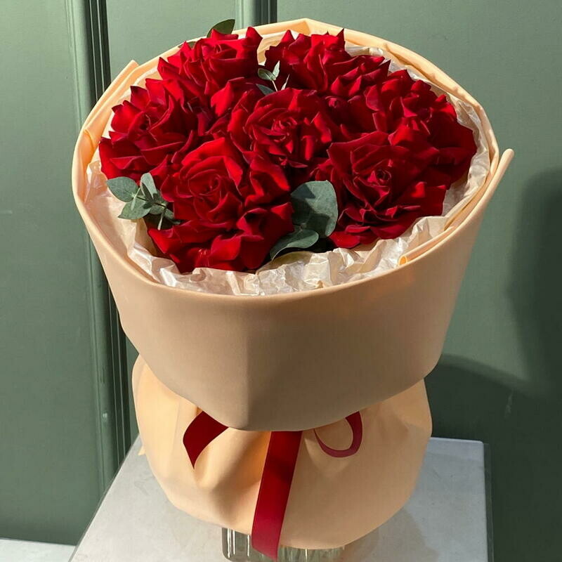 Buket iz frantcuzskih roz, 7 roz