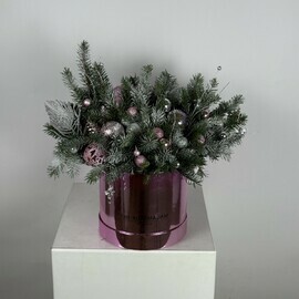 Novogodnyaya kompozitciya v shlyapnoj korobke rozovoe zoloto