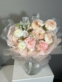 Нежный букет с гортензией, герберами и ранункулюсами