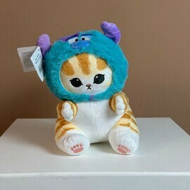 Котик игрушка в мультяшной шапке