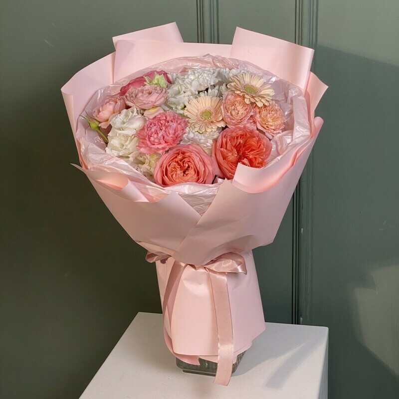 Букет с пионовидной розой, хризантемой и эустомой, стандартный