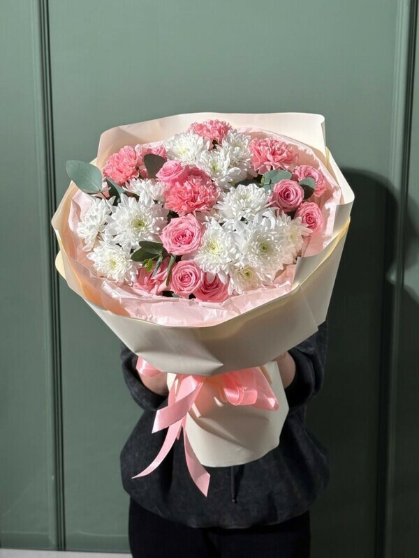 Сборный букет с хризантемой, диантусами и пионовидной кустовой розой , стандартный