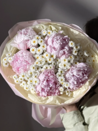 Букет с пионами и танацетумом махровым
