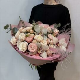 Buket iz orhidej i pionovidnih kustovih roz