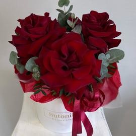 Kompozitciya v korobke krasnaya frantcuzskaya roza