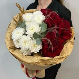 Букет из французских роз и хризантем