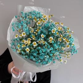 Букет голубая гипсофила и кустовая ромашка