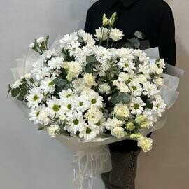 Buket iz kustovih hrizantem, eustom i kustovih diantusov