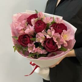 Букет из роз и альстромерий