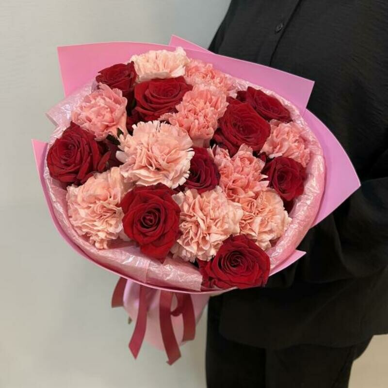 Buket iz krasnih roz i diantusov, standart