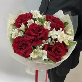 Buket iz krasnih frantcuzskih roz i al_stromerij