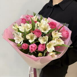 Buket belaya al_stromeriya i Pionovidnie kustovie rozi