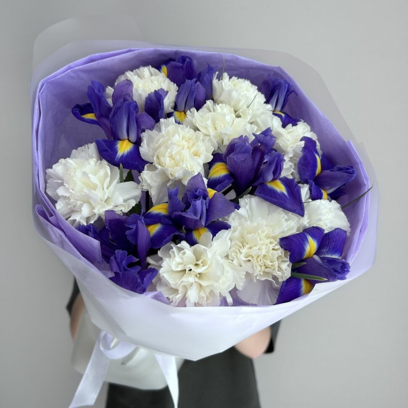 Букет из белых диантусов и ирисов, стандартный
