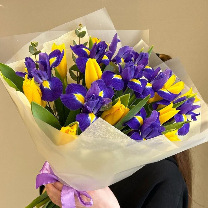Buket iz tyul_panov i irisov s evkaliptom, standart