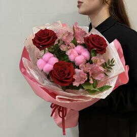 Букет из красных роз, альстромерии и хлопка