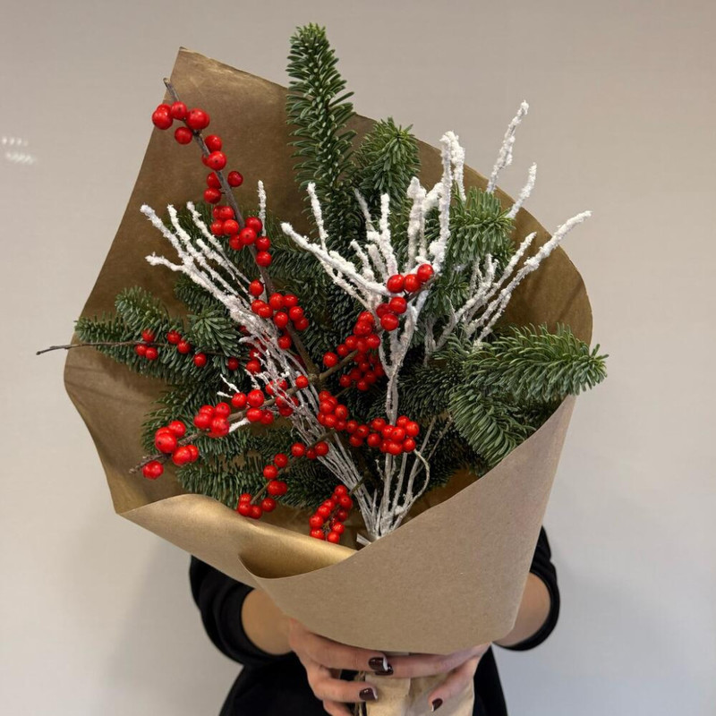 Novogodnij buket iz goluboj eli i ileksa, standart