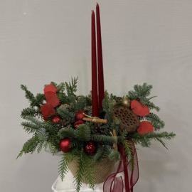 Композиция в джутовом кашпо со свечами, веточками голубой елки и хвойников