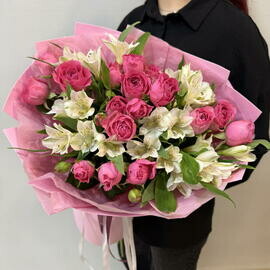 Букет Пионовидные кустовые розы Мисти Баблс и белая альстромерия