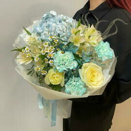Букет из голубой гортензии ,белых роз и голубых диантусов