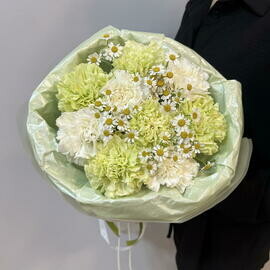 Букет салатовые и белые диантусы с кустовыми ромашками