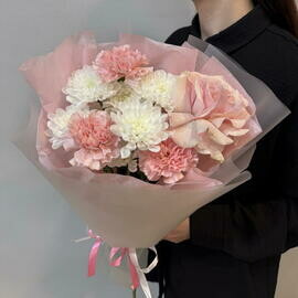 Buket iz frantcuzskoj rozi, diantusov (gvozdiki) i hrizantemi