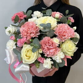 Композиция из кустовых и одноголовых диантусов, роз и эвкалипта