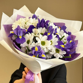 Букет из хризантем с ирисами в оформлении