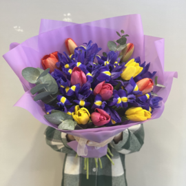 Букет из тюльпанов и ирисов "Танец"