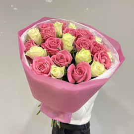 Букет из 25 розовых и белых роз в оформлении