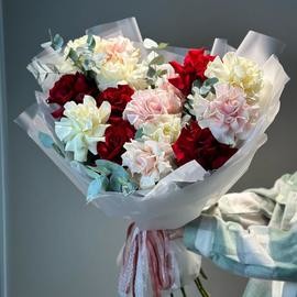 Пышный букет микс из 15 французских роз с эвкалиптом