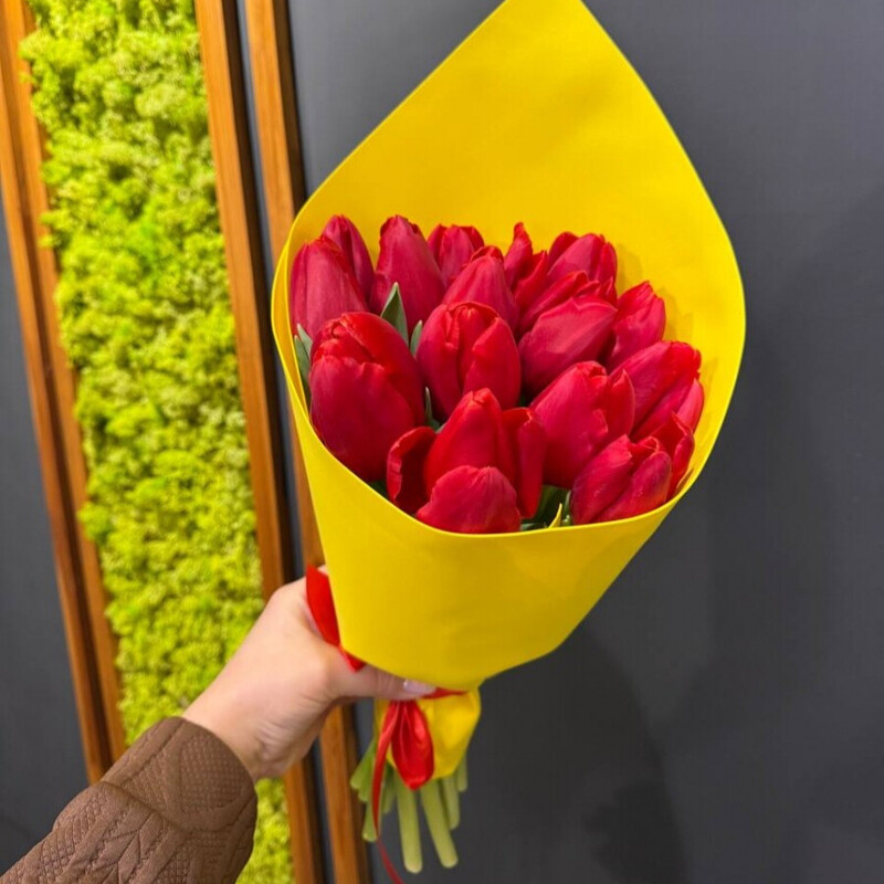 Букет из 15 красных тюльпанов, букет из 15 красных тюльпанов
