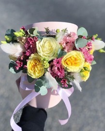 Композиция в шляпной коробке с приоткрытой крышкой 