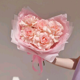 Buket -kompliment s frantcuzskimi rozami