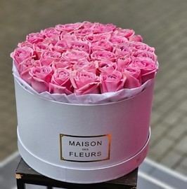 35 pionovidnih roz v korobochke