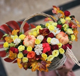 Яркая корзинка с цветами