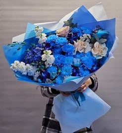 Buket sbornij v sinih ottenkah
