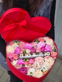 Коробочка цветов + шоколад "Люблю"