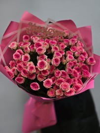 Buket iz kustovih rozochek s topperom "Mamochke"