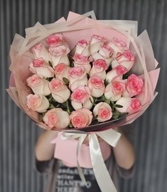 Buket nezhnih roz v upakovke