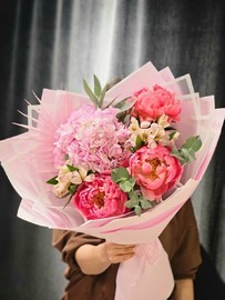 Нежный букет с пионами и гортензией