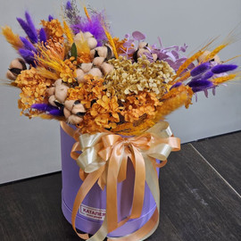 яркая коробка с цветами