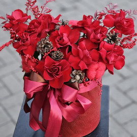 novogodnyaya korobka v krasnom tcvete