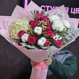 novogodnij buket s gortenziej