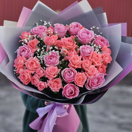 букет с кустовыми розами и гипсофилой